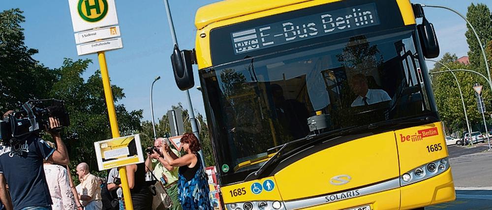 «E-Bus Berlin» steht am 31.08.2015 in Berlin auf dem Display eines Busses der Berliner Verkehrsbetriebe (BVG). In einem Pilotprojekt fahren die Busse der Linie 204 vom Zoo zum Südkreuz künftig im Elektrobetrieb.