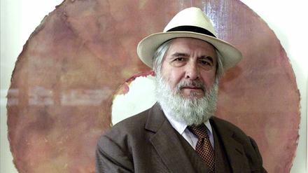 Der Künstler Gotthard Graubner mit Bart und Strohhut