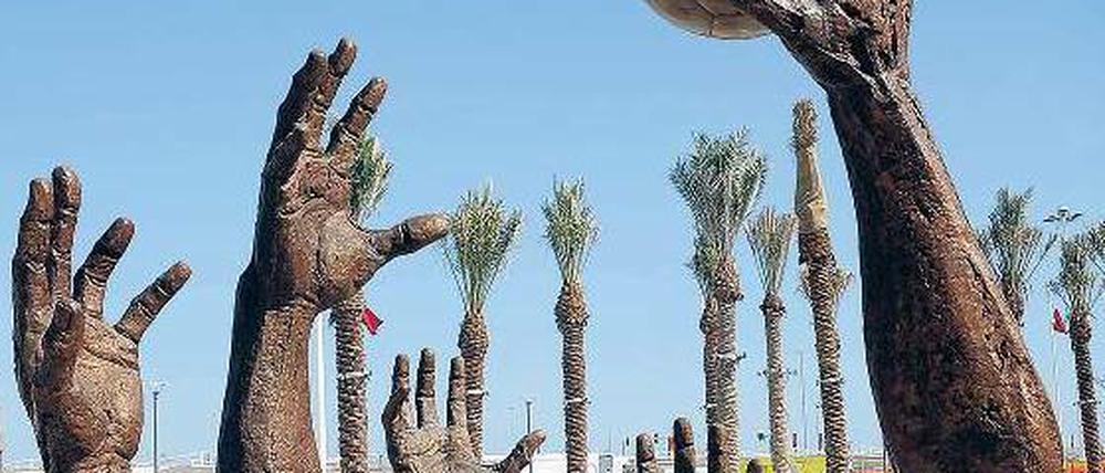 Griff nach dem Titel. Die WM der Vereine findet seit 2010 jährlich in Doha statt. Anfang 2015 wurde auch die Handball-Weltmeisterschaft der Nationalteams in Katars Hauptstadt ausgetragen – nebst schmückendem Beiwerk rund um die Arenen. 