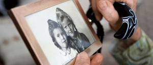 Erinnerung. Eine Seniorin hält im Altenwohnheim Margaretenhöhe in Bergisch Gladbach ein Bild aus ihrer Jugendzeit in der Hand.