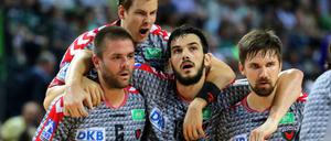 Petar Nenadic (2.v.r.) war gegen Barcelona mit acht Treffern bester Torschütze der Füchse.