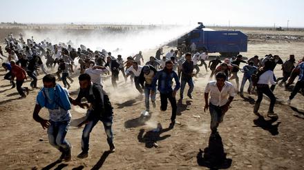 Nicht erwünscht. Die türkische Polizei geht an der Grenze zu Syrien gegen Kurden vor.