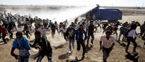 Nicht erwünscht. Die türkische Polizei geht an der Grenze zu Syrien gegen Kurden vor.