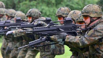 Soldaten trainieren mit dem vollautomatischen Infanteriegewehr G36 in Sondershausen (Thüringen) im Feldwebel- und Unteroffiziersanwärter-Bataillon 1 in der Karl-Günther-Kaserne. 
