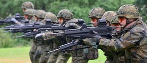 Soldaten trainieren mit dem vollautomatischen Infanteriegewehr G36 in Sondershausen (Thüringen) im Feldwebel- und Unteroffiziersanwärter-Bataillon 1 in der Karl-Günther-Kaserne. 