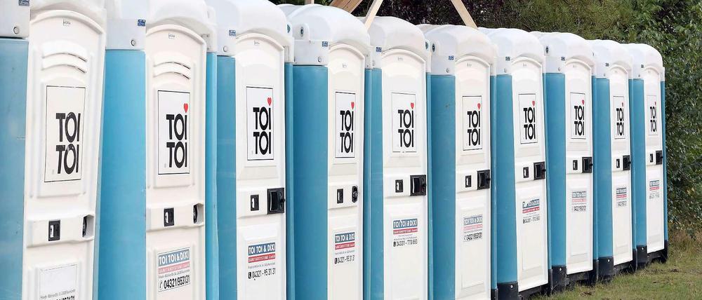 Eine Reihe Dixi-Klos. In England ist eine Frau während eines Festivals unfreiwillig in einer solchen mobilen Toilette abtransportiert worden.