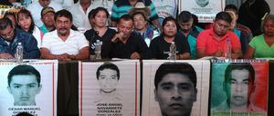 Findet sie! Verwandte und Freunde der verschwundenen Studenten sind mit den Ermittlungen unzufrieden.