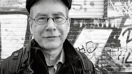 Steffen Reck vor einer Mauer