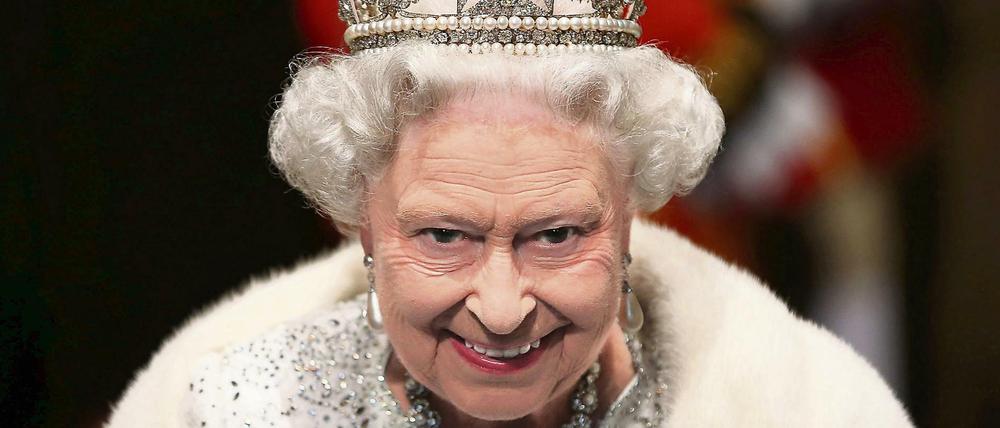 Seit 63 Jahren sitzt Queen Elizabeth II. auf dem britischen Thron. Palasthistoriker haben auf die Minute ausgerechnet, wann sie die am längsten regierende Monarchin des Königreichs ist. 