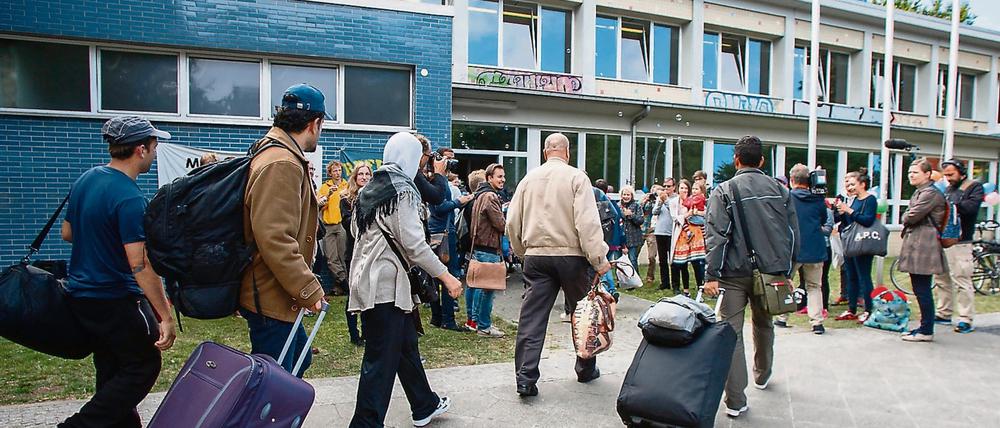 Schutzbedürftig. In der Jahn-Sporthalle am Columbiadamm ziehen 140 Personen ein.