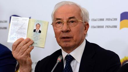 Der ukrainische Ex-Regierungschef Mykola Asarow zeigte bei einer Pressekonferenz Anfang August in Moskau demonstrativ seinen ukrainischen Pass.