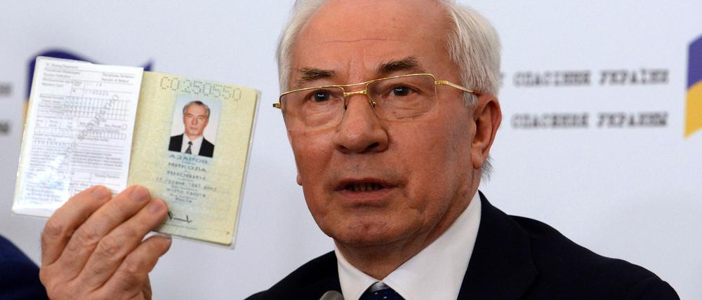 Der ukrainische Ex-Regierungschef Mykola Asarow zeigte bei einer Pressekonferenz Anfang August in Moskau demonstrativ seinen ukrainischen Pass.