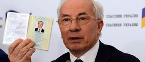 Der ukrainische Ex-Regierungschef Mykola Asarow zeigte bei einer Pressekonferenz Anfang August in Moskau demonstrativ seinen ukrainischen Pass.