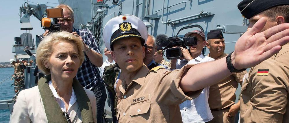 Verteidigungsministerin Ursula von der Leyen (CDU) beim Truppenbesuch im Mittelmeer.