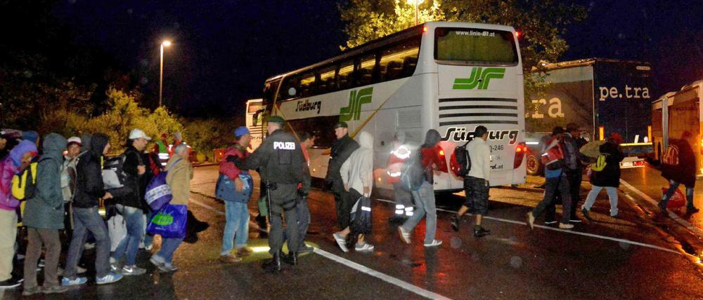 Flüchtlinge kommen mit Bussen aus Ungarn über Österreich in der Nacht zum 06.09.2015 an der Autobahn-Raststätte Aichen bei Ulm (Baden-Württemberg) an. Die Überschreitung der zulässigen Lenkzeiten der Busfahrer zwang hier zu einem unfreiwilligen Zwischenstopp auf dem Weg nach Stuttgart, bei dem die Menschen von Hilfsorganisationen betreut und versorgt wurden.