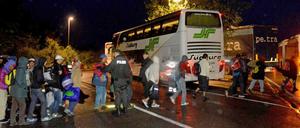 Flüchtlinge kommen mit Bussen aus Ungarn über Österreich in der Nacht zum 06.09.2015 an der Autobahn-Raststätte Aichen bei Ulm (Baden-Württemberg) an. Die Überschreitung der zulässigen Lenkzeiten der Busfahrer zwang hier zu einem unfreiwilligen Zwischenstopp auf dem Weg nach Stuttgart, bei dem die Menschen von Hilfsorganisationen betreut und versorgt wurden. 