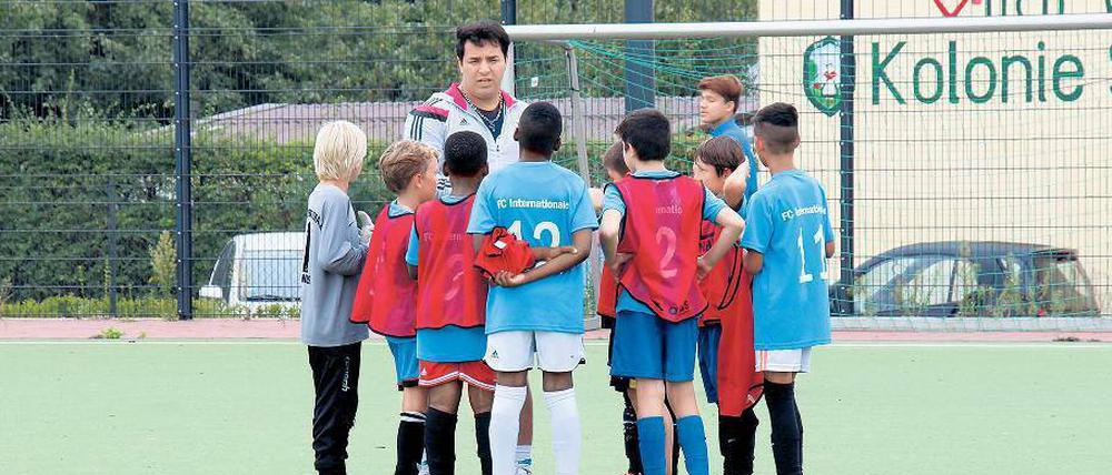 Anstöße geben. Iman Kashan, der einst selbst als Flüchtling kam, trainiert nun Kinder auf dem Gelände in Schöneberg.
