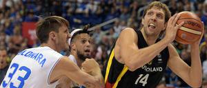 Dirk Nowitzki und die deutschen Basketballer verpassten gegen Italien den so wichtigen zweiten Sieg bei der EM.