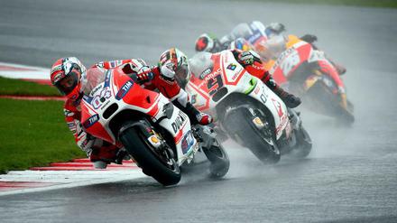 Stabile Seitenlage. Bei den Rennen des Moto-GP gibt es deutlich mehr potenzielle Sieganwärter als in der Formel 1.