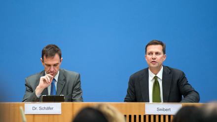 Kleiner Scherz am Rande: Steffen Seibert (rechts), Sprecher der Bundesregierung, und Martin Schäfer, Sprecher des Auswärtigen Amts, bei einer Regierungspressekonferenz. 