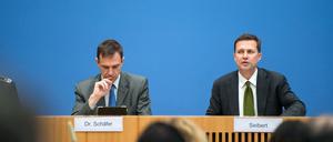 Kleiner Scherz am Rande: Steffen Seibert (rechts), Sprecher der Bundesregierung, und Martin Schäfer, Sprecher des Auswärtigen Amts, bei einer Regierungspressekonferenz.