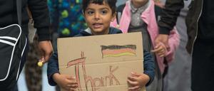 "Danke, Deutschland": Eine Flüchtlingsfamilie aus Syrien erreicht mit einem Sonderzug aus Österreich den Bahnhof in Saalfeld (Thüringen).