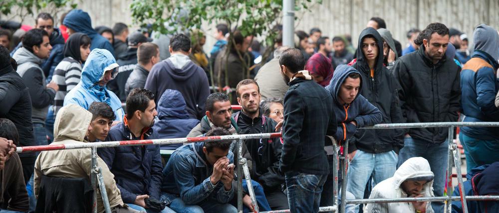 Warten, warten, warten. Flüchtlinge müssen in Berlin angesichts der behördlichen Überforderung viel Geduld aufbringen.