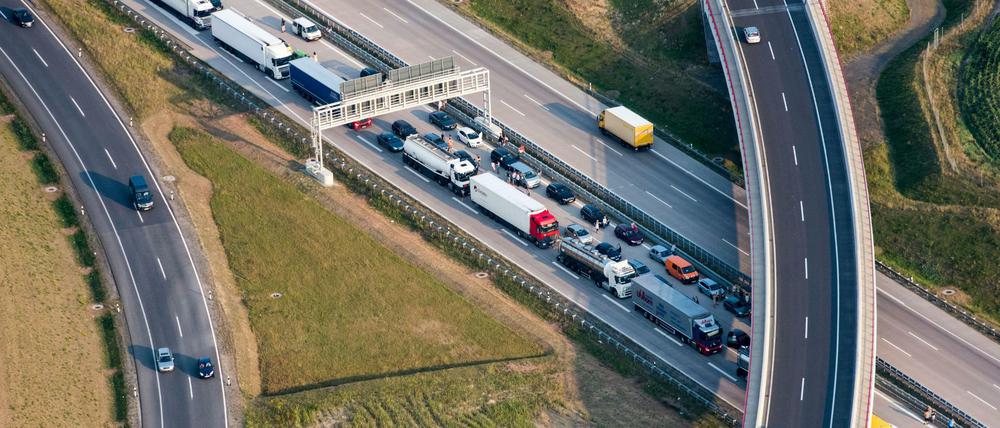 Wieder staut es sich auf dem Berliner Ring - Grund ist ein LKW-Unfall. 
