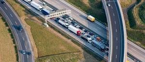Wieder staut es sich auf dem Berliner Ring - Grund ist ein LKW-Unfall. 