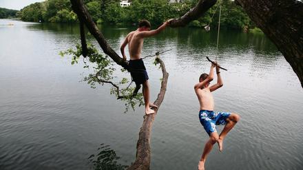 Jugendliche am Schlachtensee in Berlin-Zehlendorf.