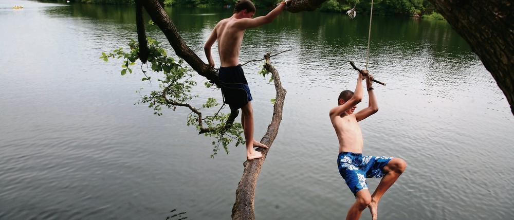 Jugendliche am Schlachtensee in Berlin-Zehlendorf.