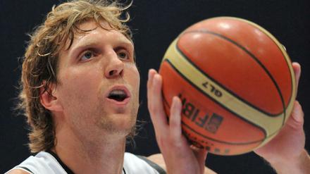 Dirk Nowitzki hat so gut wie alles erreicht, was es im Basketball zu erreichen gibt. Trotzdem spielt jetzt noch einmal für die deutsche Nationalmannschaft bei der EM.