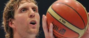Dirk Nowitzki hat so gut wie alles erreicht, was es im Basketball zu erreichen gibt. Trotzdem spielt jetzt noch einmal für die deutsche Nationalmannschaft bei der EM.
