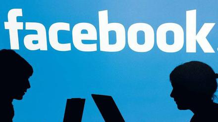 Schattenseiten.  Ist es für das US-amerikanische Unternehmen technisch nicht möglich, Hate Speech in den Griff zu bekommen? Oder ist es vielleicht gar nicht gewollt?