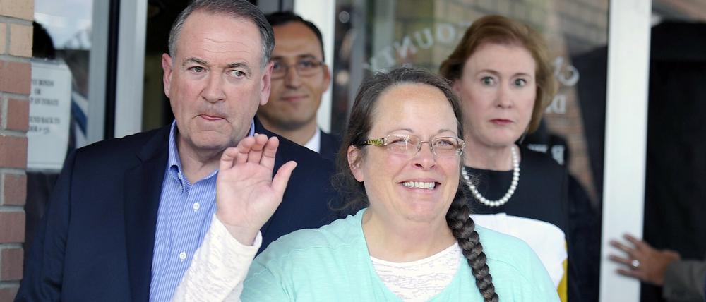 Kim Davis bei ihrer Entlassung auf der Haft am Dienstag, flankiert von Mike Huckabee, einen Politiker der Republikaner. 