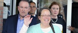 Kim Davis bei ihrer Entlassung auf der Haft am Dienstag, flankiert von Mike Huckabee, einen Politiker der Republikaner.