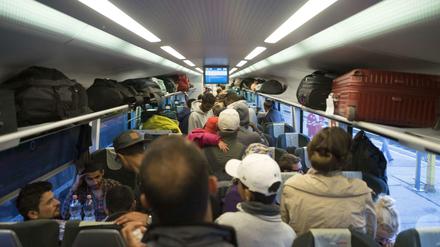 Umgestiegen in Wien. Flüchtlinge sitzen am Westbahnhof der österreichischen Hauptstadt in einem Zug nach München, nachdem sie vorher aus Ungarn kommend in Wien eingetroffen waren. 