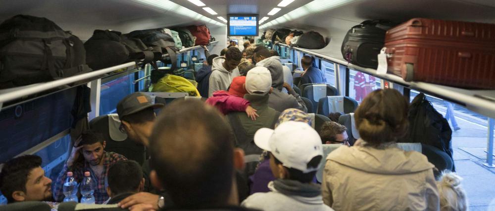Umgestiegen in Wien. Flüchtlinge sitzen am Westbahnhof der österreichischen Hauptstadt in einem Zug nach München, nachdem sie vorher aus Ungarn kommend in Wien eingetroffen waren.
