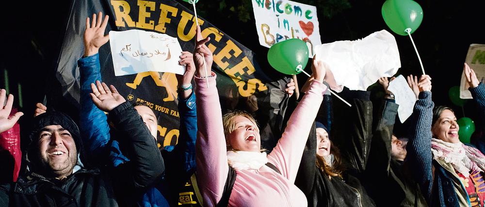 Flüchtlinsgempfang in der ehemaligen Schmidt-Knobelsdorf-Kaserne in Berlin mit Transparenten und Luftballons.