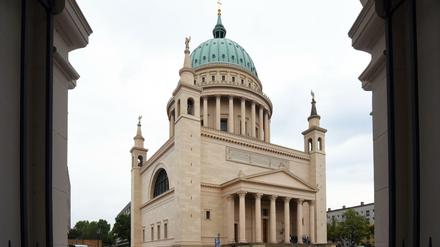 Ansicht der 1850 vom Architekten Karl-Friedrich Schinkel erbauten Nikolaikirche in Potsdam (Brandenburg), fotografiert am 03.09.2015. Ein Kirchenmann hat Eintrittsgelder der Nikolaikirchen-Besucher für sich abgezweigt. Über 237.000 Euro soll der Mann seit 2009 gestohlen haben.