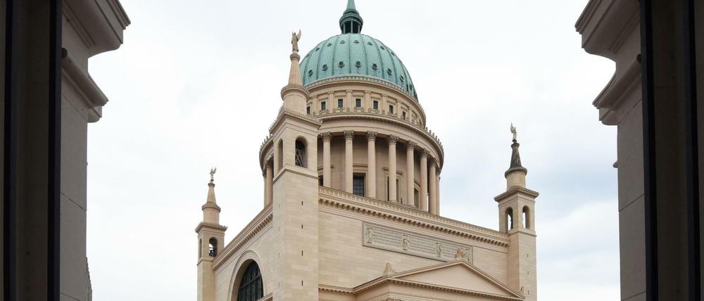 Ansicht der 1850 vom Architekten Karl-Friedrich Schinkel erbauten Nikolaikirche in Potsdam (Brandenburg), fotografiert am 03.09.2015. Ein Kirchenmann hat Eintrittsgelder der Nikolaikirchen-Besucher für sich abgezweigt. Über 237.000 Euro soll der Mann seit 2009 gestohlen haben. 