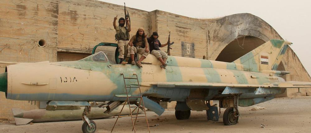 Im Norden Syriens gaben die Regierungstruppen den Militärflugplatz Abu al Duhur auf und verloren damit den letzten Stützpunkt in der Provinz Idlib an die Rebellen.
