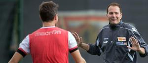 Trainer Sascha Lewandowski (r) beim Training des 1. FC Union.