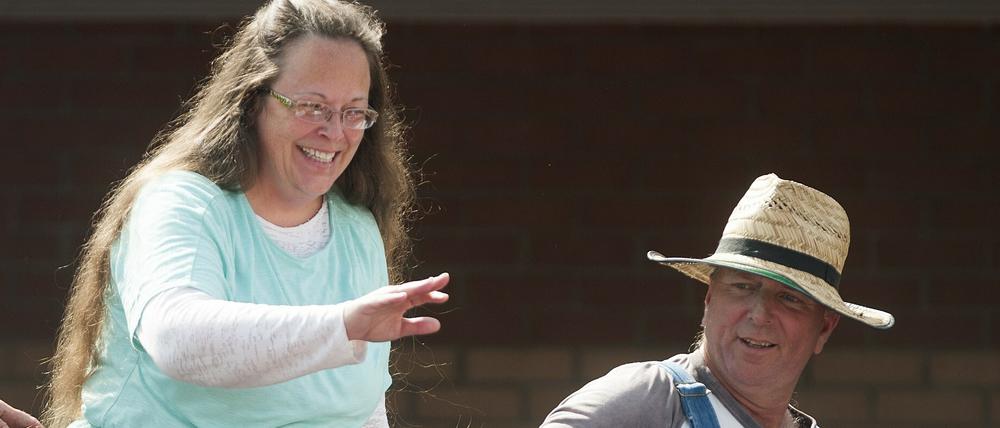 Kim Davis (l) mit ihrem Mann Joe Davis vor dem Gefängnis in Grayson am Dienstag nach ihrer Entlassung.