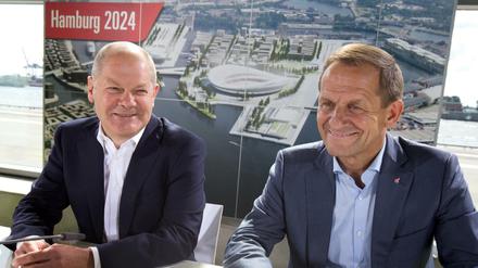 Hamburgs Erster Bürgermeister Olaf Scholz (links) und DOSB-Präsident Alfons Hörmann vor der Unterzeichnung der Ankündigung der Bewerbungsunterlagen zur Kandidatur um die Bewerbung für Olympische Spiele 2024.