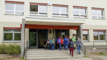 Nein, die Schuluhr geht nicht falsch: Die Kinder der maroden Achard-Grundschule haben einfach eine weite Busfahrt bis zum Ausweichstandort hinter sich.