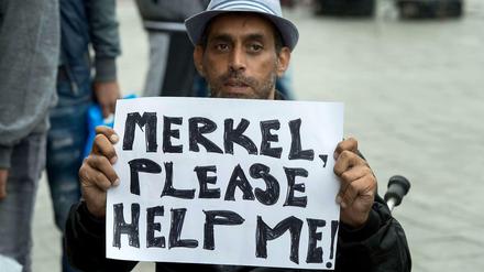 Flüchtlinge am Budapester Bahnhof Keleti appellieren an Angela Merkel.