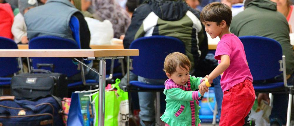 Ankunft von Flüchtlingen in einer Messehalle in der thüringischen Landeshauptstadt Erfurt. 