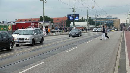 Hier wird es sich stauen. Am Wochenende wird auf der Warschauer Straße gebaut.