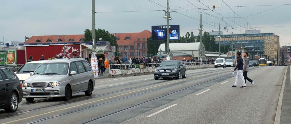 Hier wird es sich stauen. Am Wochenende wird auf der Warschauer Straße gebaut.